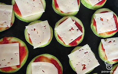 Сверху выкладываем кусочек нарезанного сыра и отправляем в духовку на 10-15 минут при 180 градусах.