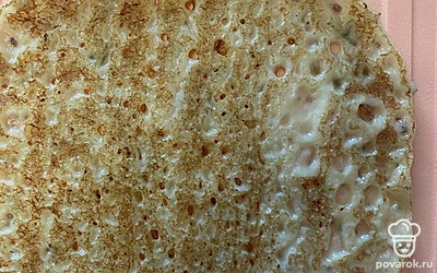 Заранее спеките блины, охладите их.