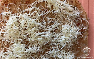 Сыр потрите на мелкой терке. Насыпьте на блин.