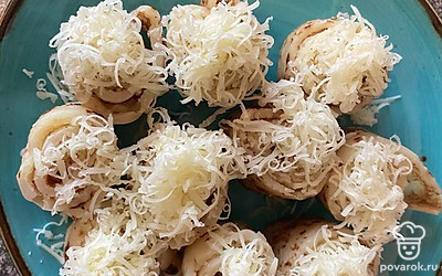 Сложите на блюдце, сверху еще шапочкой наложите сыр. И поставьте в микроволновку на 1-2 минуты чтобы сыр растопился.