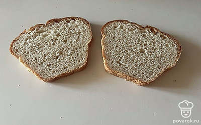 Хлеб нарежьте на два обязательно тонких ломтика. 