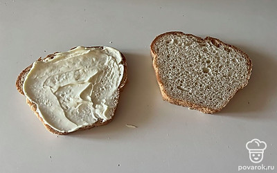 Один ломтик смажьте плавленым сыром. 