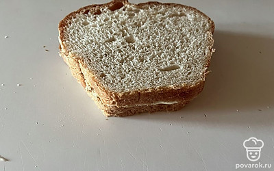 Накройте один ломтик вторым, чтобы получился сендвич. 