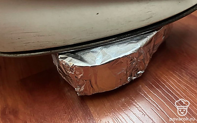 Заранее разогрейте утюг на максимум. Горячим утюгом прижмите тост в фольге сначала с одной стороны на 4 минуты. Затем переверните тост и также прожарьте его еще в течении 4 минут. 