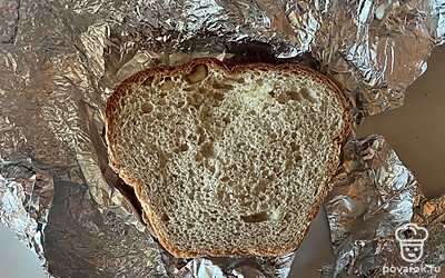 Готовый тост разверните из фольги. 