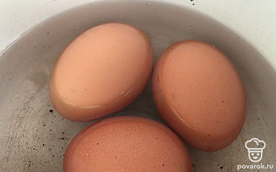 Яйца отварить до готовности.