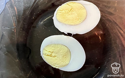 Почистить от скорлупы и разрезать на половины.