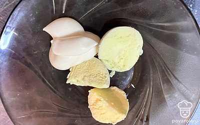 Отделить белки от желтков. Смещать желток с майонезом.