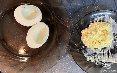 Зафаршировать белок яично-майонезной смесью.