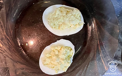 По желанию фаршированные яйца можно посолить.