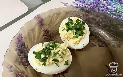 Перед подачей украсить яйца измельченной кинзой.
