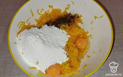 Кабачок очистить от кожуры и семян. Натереть на крупной терке. Посолить и оставить минут на 20. Потом если воды будет много, слить ее. Поперчить, добавить яйца и муку. 