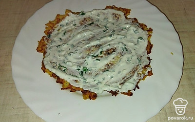 Собрать торт: кабачковый блин, сметанным соус.