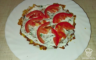 Сверху выложить ломтики помидора. И так собирать, пока не кончатся кабачковые блины. 