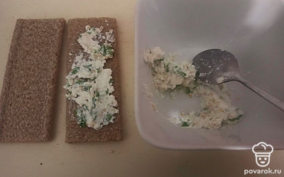 Нанесите творожную намазку на хлебцы.