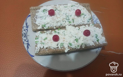 Подавайте порционно, украсив свежими ягодами.