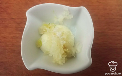 Чеснок натрите на мелкой терке, смешайте с майонезом и посолите по вкусу.