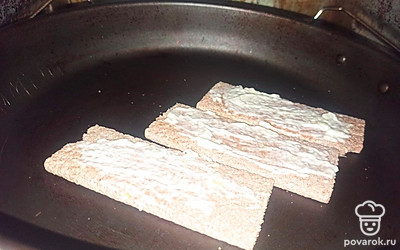 Смажьте хлебцы получившимся соусом. Поставьте выпекаться в разогретую до 220 градусов духовку на 7 минут.