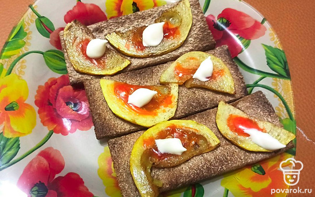 Закуска с жареным кабачком и острым соусом на хлебцах — Рецепт с фото