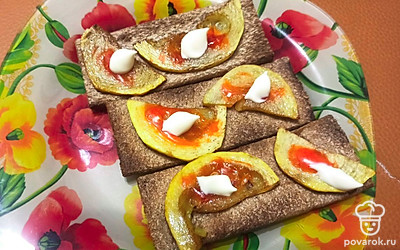 Подавайте порционно, украсив майонезом.