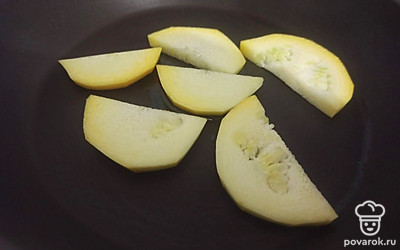 Кабачок обжарьте на подсолнечном масле с двух сторон в течение 5 минут. Залейте 50 миллилитрами воды и протушите в течение 5 минут.