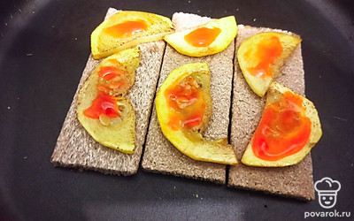 Выложите кабачок на хлебцы. Намажьте острым соусом, посолите по вкусу. Поставьте в разогретую до 200 градусов духовку на 10 минут.