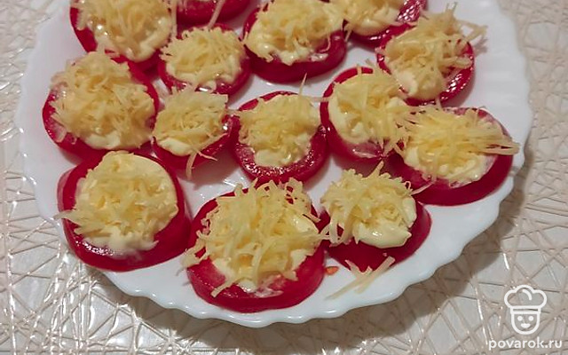 Закуска из помидоров с тертым сыром — Рецепт с фото