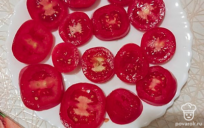 Нарезаем помидоры колечками и перекладываем на тарелку.