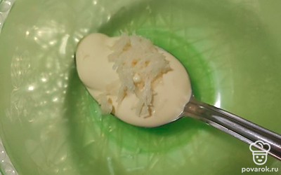 Майонез смешиваем с чесноком, пропущенным через пресс.