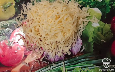 Натираем сыр на мелкой терке.