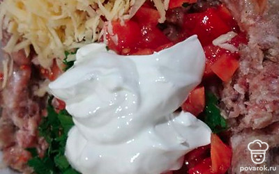 Добавить сметану, перемешать.