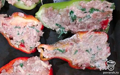 Перец помыть, разрезать вдоль, удалить семечки, начинить фаршем. Отправить в разогретую духовку на 40 минут при 180 градусах. 