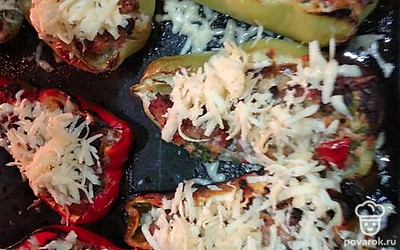 Посыпать оставшимся тертым сыром, отправить в духовку еще на 5 минут.