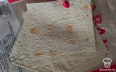 Разрезаем лаваш на квадраты. Я покупаю лаваш и делю лист на 4 части.