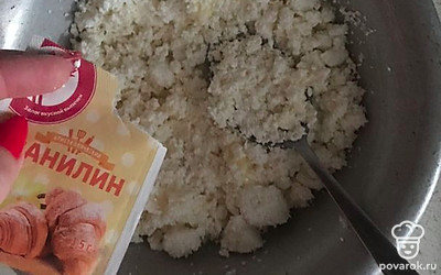 Замешиваем начинку (творог, яйцо, сахар). Можно добавить немного ванилина.