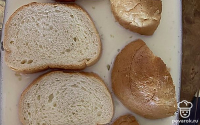 Яйца взбить, добавить сахар и соль, соединить с молоком. В эту массу выложить нарезанный хлеб.