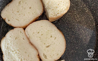 На разогретую сковородку выложить хлеб, жарить 1-2 минуты до золотистой корочки.