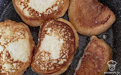 Перевернуть гренки и обжарить до готовности с другой стороны.