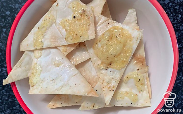 Чипсы из лаваша с сыром и специями — Рецепт с фото