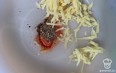 Сыр натереть на терке, добавить специи, подсолнечное масло, перемешать.