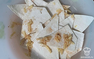 Смешать с сыром и приправами.