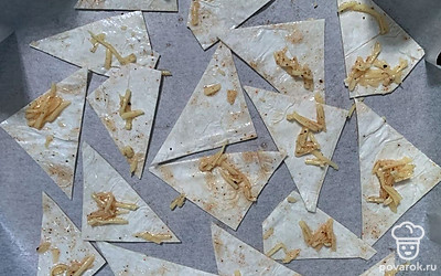 Выложить на противень и запечь в духовке 10 минут при 160 градусах.