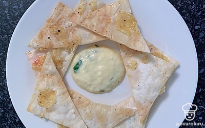 Подать с соусом.