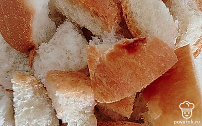 Нарезаем хлебушек кубиками. Лаваш рвем на кусочки.