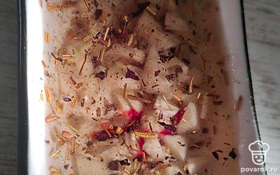 В мисочке смешиваем приправы с оливковым маслом (можно добавить немного чесночка).