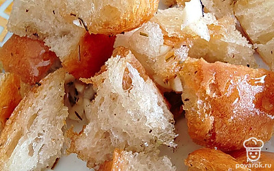 Перешав все, ставим наши сухари в духовку на 10 минут.