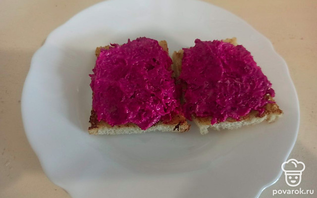 Сливочные гренки со свеклой и паштетом — Рецепт с фото