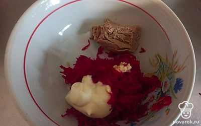 Свеклу и чеснок натрите на мелкой терке, перемешайте с паштетом и майонезом. Посолите намазку по вкусу.