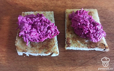 Нанесите намазку на гренки равномерным слоем.