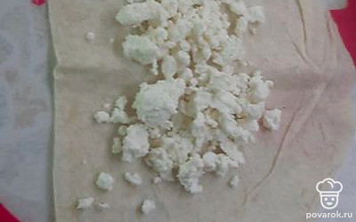 На лаваш выложить творог.
